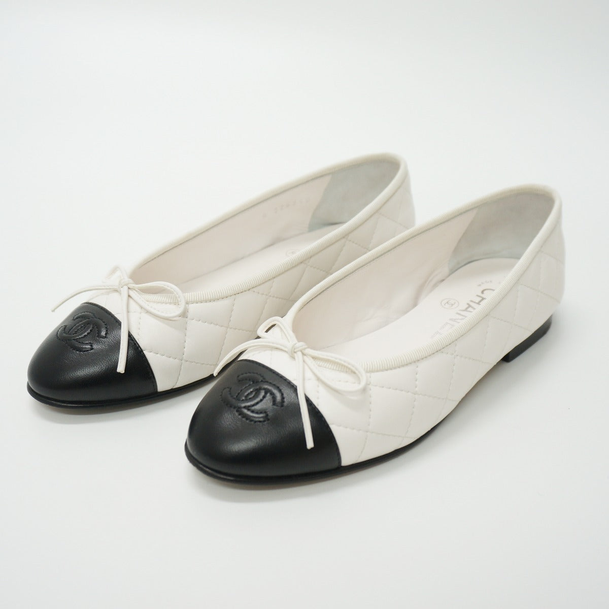 WHITE LEATHER BALLERINA FLATS