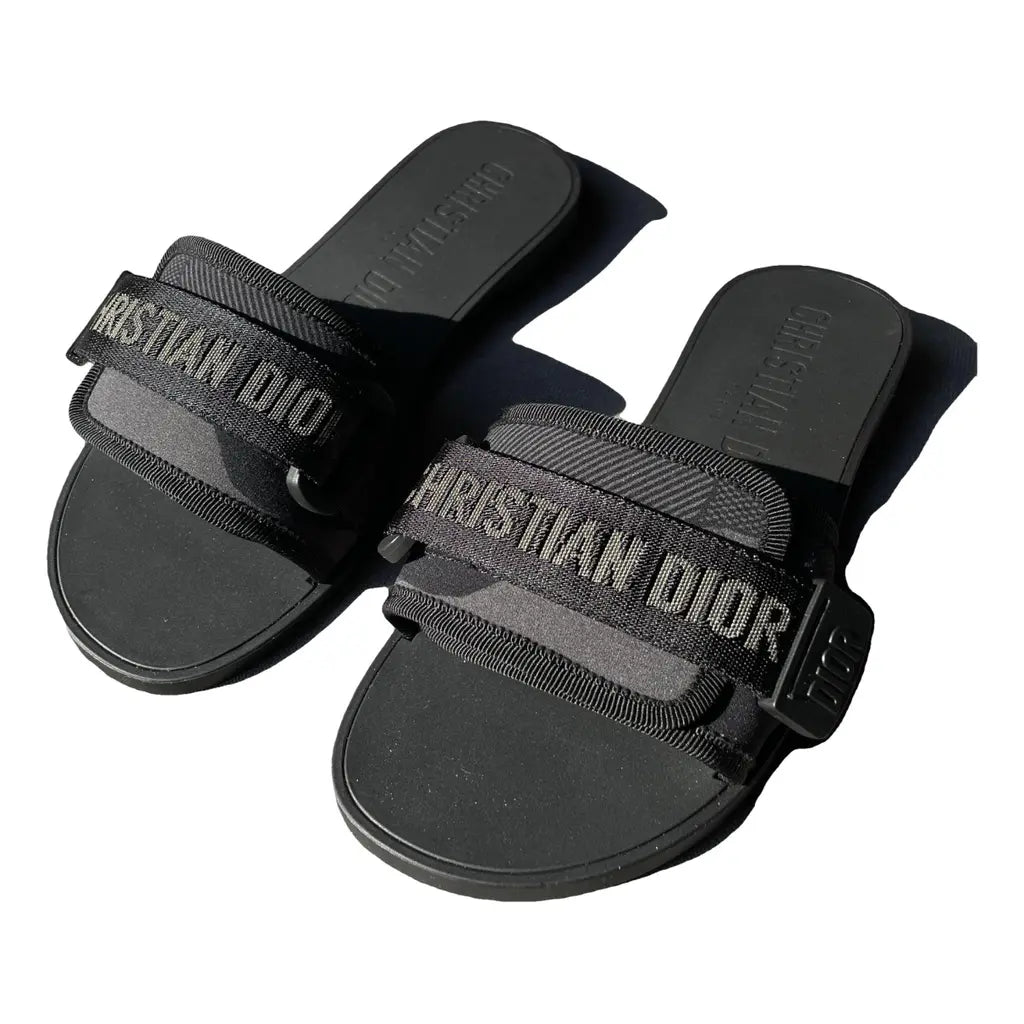 BLACK STRAP SANDALS